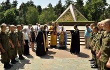 УПЦ підтримала солдатських вдів спільною молитвою біля пам'ятника Матері-вдові