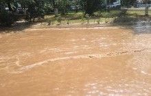 У Дарницькому районі Києва прорвало водопровід, вулицю затопило іржавою водою (фото)