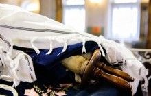 Родина британського фотографа повернула синагозі Вільнюса 350-річний сувій Тори