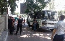 Напередодні анонсованого знесення біля пам'ятника Щорсу вже чергує автобус із правоохоронцями (фото)