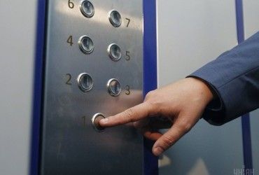 В лікарні із травмами: киянин постраждав, намагаючись вибратися зі знеструмленого ліфта (відео)