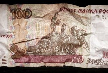 Жителі тимчасово окупованих територій почали масово позбавлятися рублів