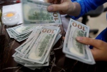 Чого чекати від курсу долара на початку квітня: прогноз банкіра