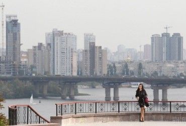 Разрушается на глазах: в сети показали состояние моста Патона в Киеве (видео)