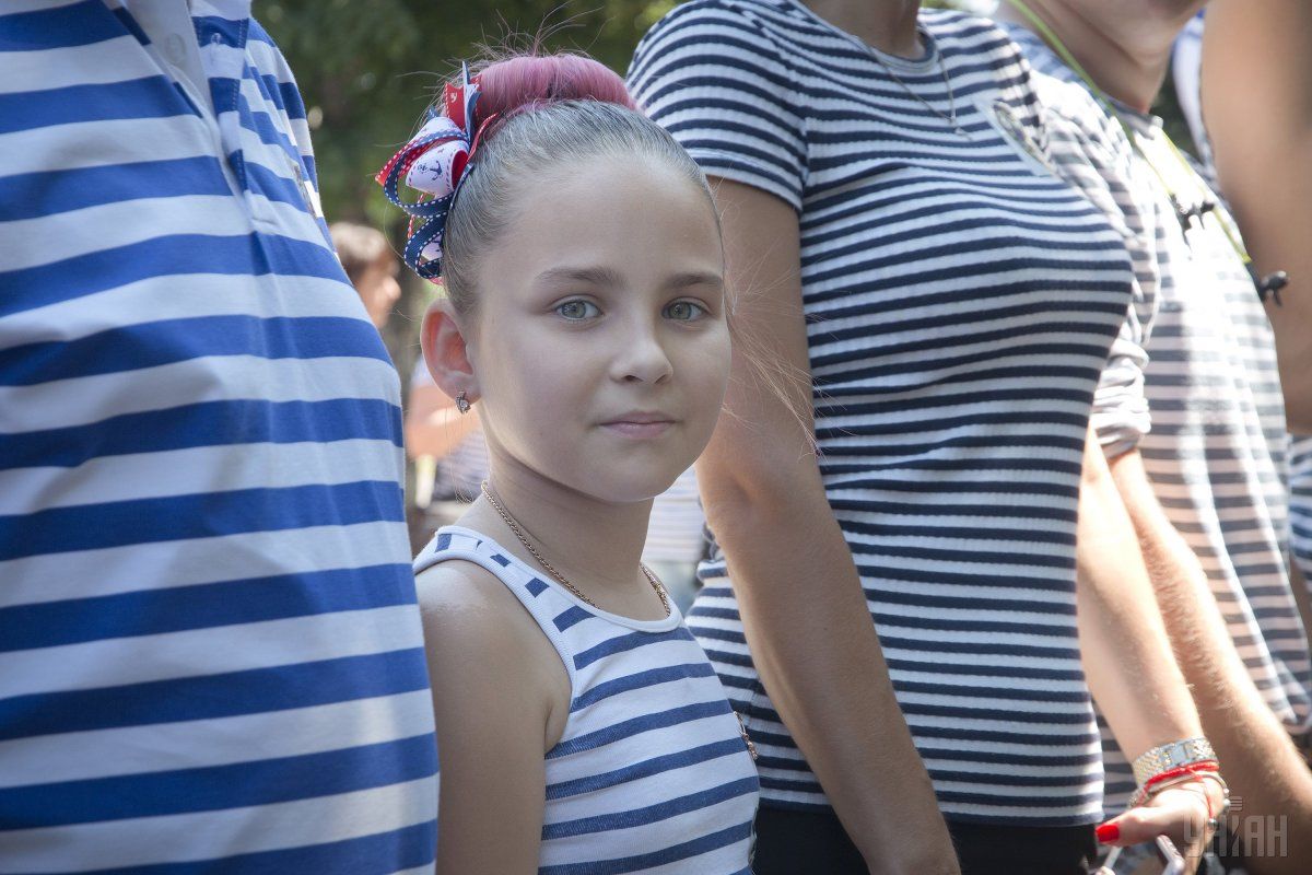 Самую длинную живую цепь в тельняшках создали в Одессе ко Дню ВМС / УНИАН Самую длинную живую цепь в тельняшках создали в Одессе ко Дню ВМС / УНИАН