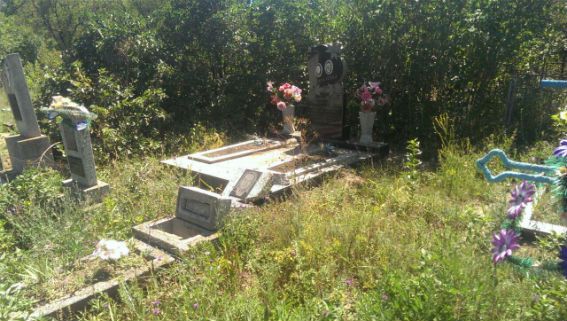 Невідомі побили надгробки на сільському цвинтарі / od.npu.gov.ua Невідомі побили надгробки на сільському цвинтарі / od.npu.gov.ua
