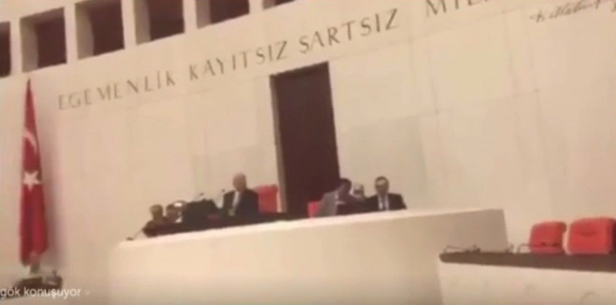 В центрі Анкари стався потужний вибух, бомба влучила в будівлю парламенту (відео) В центрі Анкари стався потужний вибух, бомба влучила в будівлю парламенту (відео)