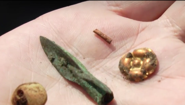 У Більську знайшли близько 30 золотих виробів скіфів. Фото: з відео Лтава