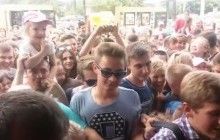 У сибірському місті влаштували моторошну тисняву на відкритті першого McDonald’s (відео)