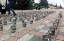 Під Раду принесли 450 іменних тюремних кухлів (фото)