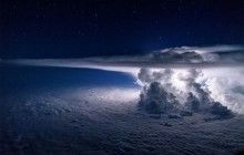 Пілот сфотографував шторм над Тихим океаном в момент удару блискавки (фото)