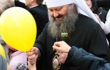 Діти з "Отчого дому" вітають митрополита Павла: "Щоб Бог благословив і щоб у нього було все найкраще!" (рос.)