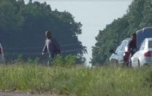 "Ну хоть сколько, брат!": очевидцы сняли на видео "труд" дорожных аферистов и рассказали о схеме "развода"