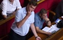 Працював не покладаючи рук: журналісти підловили одіозного нардепа, коли він грав у телефон на засіданні Ради (відео)