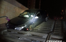 ДТП в Києві: після зіткнення машина "полетіла" в підземний перехід (фото)