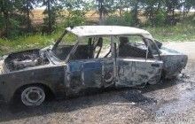 На Тернопільщині посеред дороги повністю згорів автомобіль "Жигулі" (фото)