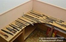 Житель Тернополя здав в поліцію 25 одиниць холодної зброї (фото)