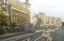 Разбитые машины и вырванные деревья: последствия мощного урагана в Харькове (фото)