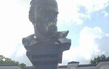 "Слава Україні": в Сімферополі пам'ятник Шевченку розмалювали у кольори українського прапора (фото)