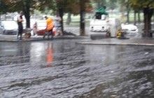 Ураган не помешал харьковским коммунальщикам укладывать асфальт (фото)