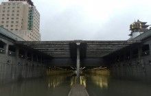 Из-за сильных дождей в аэропорту Пекина отменили сотни рейсов