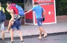 В РФ из-за аномальной жары пешеходы прилипают к асфальту (видео)