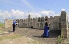Во Львовской области на еврейском кладбище из заброшенных надгробий воздвигли стену памяти