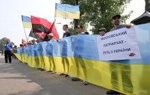 Activists gather outside Kyiv to prevent religious march from entering (Photo)