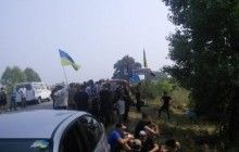 Участников "крестного хода" не пустили в Борисполь, встретив их чесноком и яйцами (фото, видео)