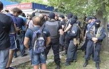 В Днепре коммунальщики демонтируют киоски под прикрытием спецназовцев