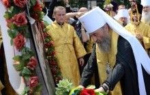 Хресна хода УПЦ: Митрополит Онуфрій на вулиці Грушевського поклав квіти та звершив заупокійну літію (ВІДЕО)