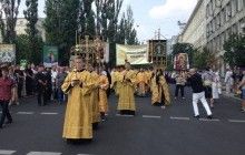 Участники крестного хода УПЦ КП подходят к Софийской площади