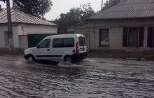 Сильный ливень затопил улицы Житомира – дети купались посреди дороги (фото, видео)