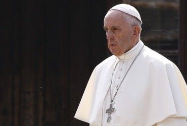 В інвалідному візку і з трубкою: Папа Римський з'явився на публіці у Ватикані