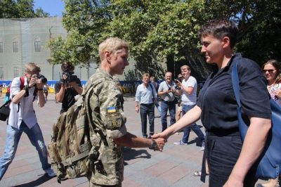 Фото В Одессе неизвестные пытались забросать Савченко яйцами 24 июля 2016