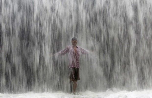 Турист звалився із 15-метрового водоспаду при спробі зробити вдале селфі (відео)