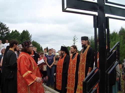Священники и участники хода возле поклонного креста. Фото: blagovest-info.ru Священники и участники хода возле поклонного креста. Фото: blagovest-info.ru