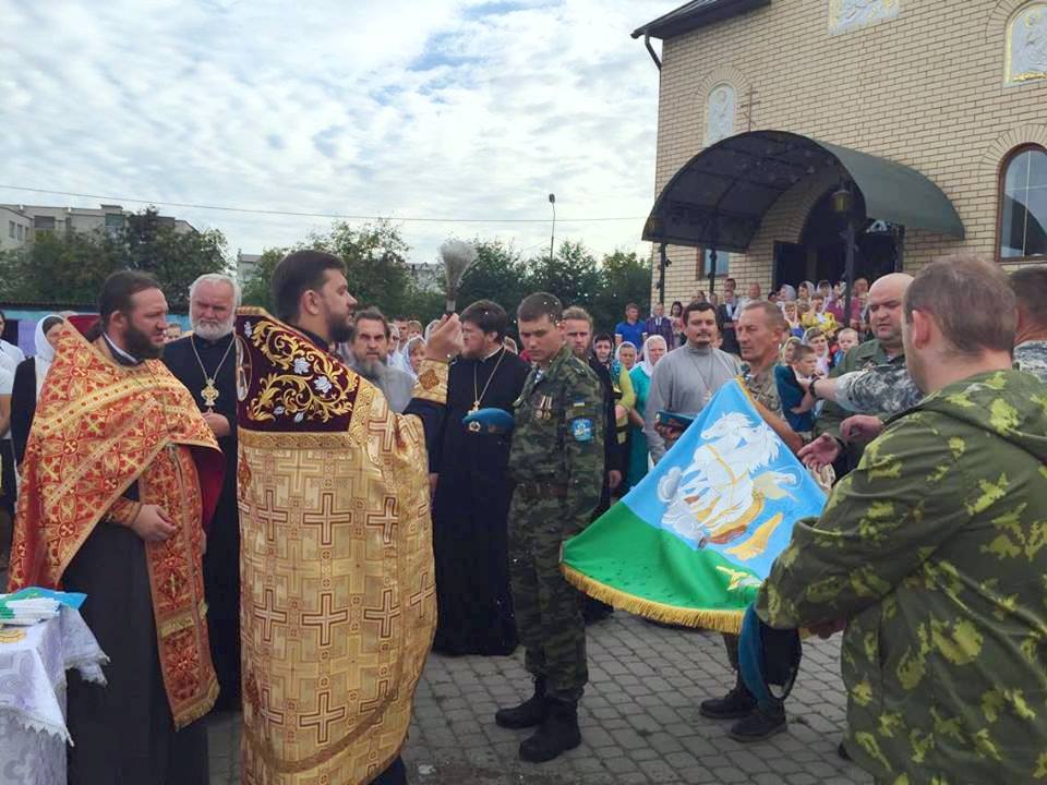 Десантники с полковым знаменем. Фото: church.ua