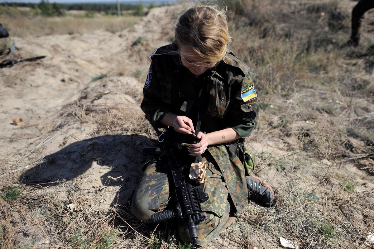 В Украине женщин в ВСУ берут только добровольно и по контракту / фото REUTERS В Украине женщин в ВСУ берут только добровольно и по контракту / фото REUTERS