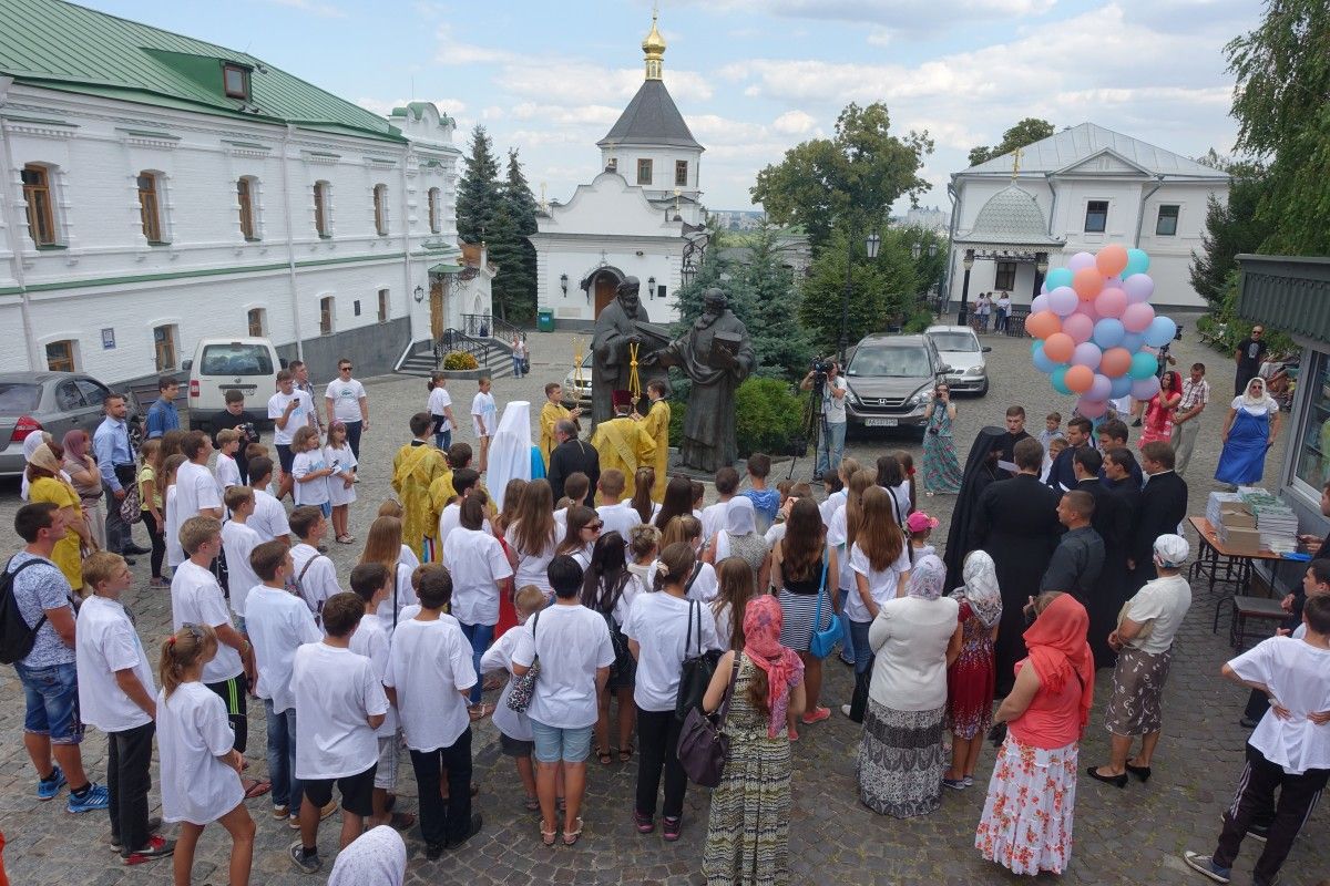 В Киево-Печерской лавре более 100 детей из прифронтовой зоны АТО запустили в небо ангелов Мира, Любви и Доброты (фото)