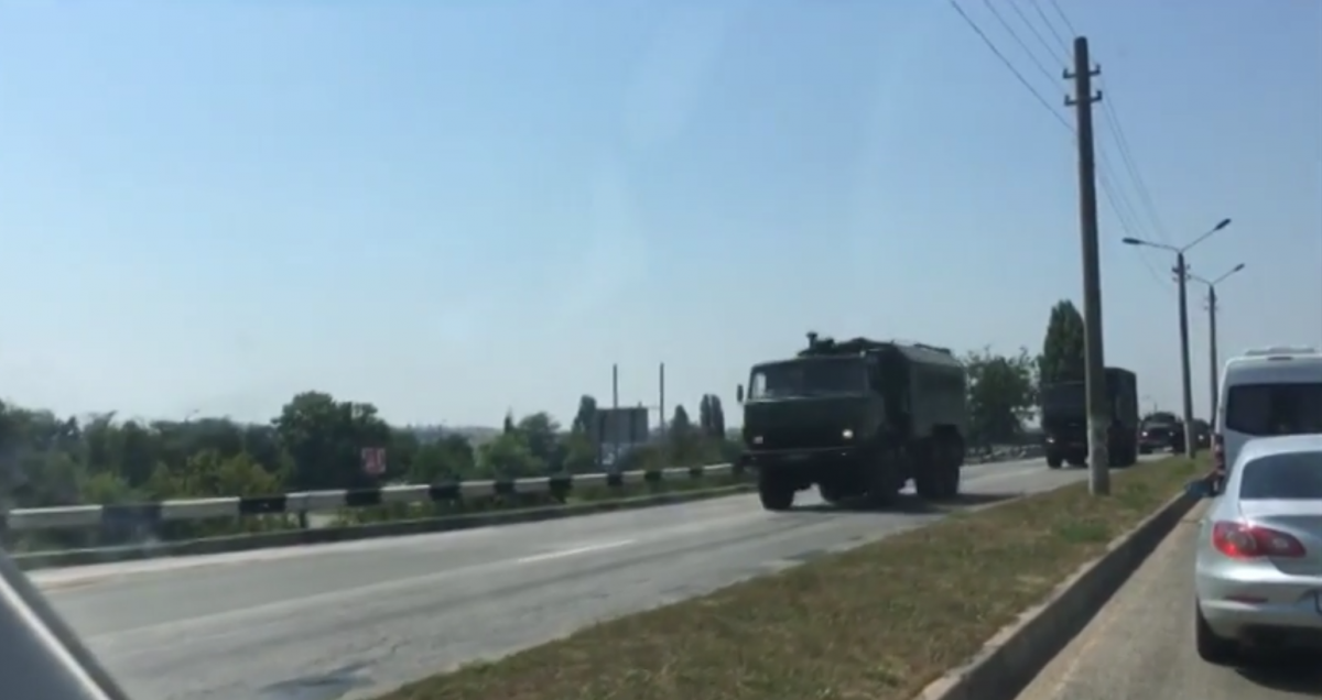 Колнна российской техники на крымской дороге / Скриншот из видео