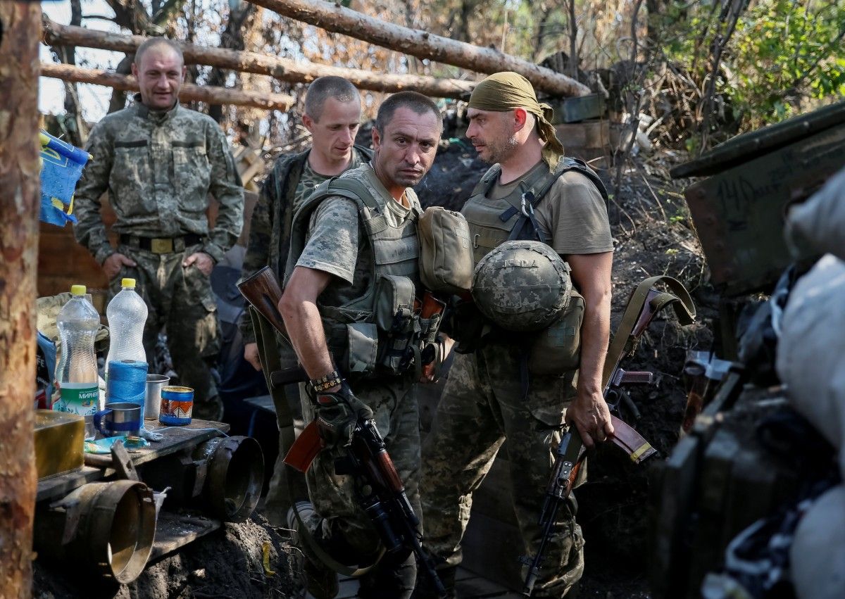 Українські військовослужбовці на Донбасі / REUTERS Українські військовослужбовці на Донбасі / REUTERS