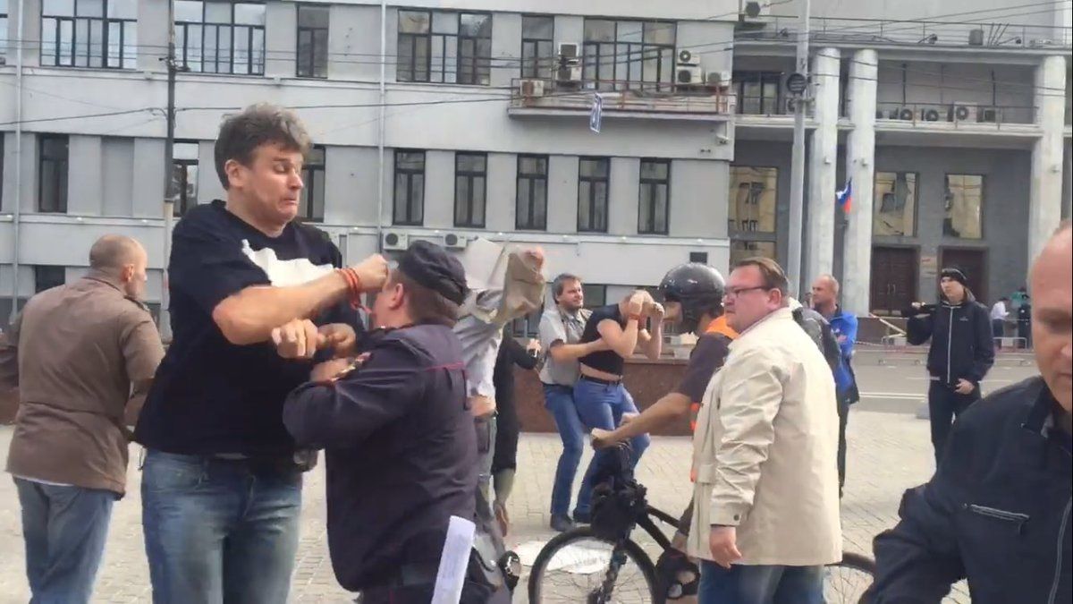 напавший сегодня на полицейского на согласованном пикете Солидарности / twitter.com/AllaNaumcheva напавший сегодня на полицейского на согласованном пикете Солидарности / twitter.com/AllaNaumcheva