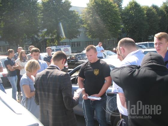 СБУ здійснює затримання підозрюваного. Фото: charivne.info СБУ здійснює затримання підозрюваного. Фото: charivne.info