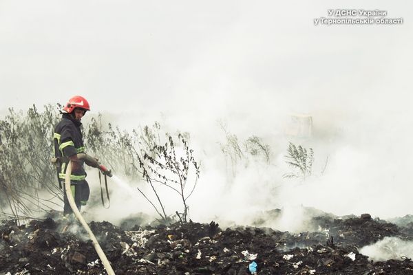 На Малашівському сміттєзвалищі неподалік Тернополя уже добу гасять пожежу (фото) На Малашівському сміттєзвалищі неподалік Тернополя уже добу гасять пожежу (фото)