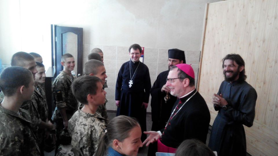 Папський нунцій з одеськими курсантами. Фото: kapelanstvo.org.ua