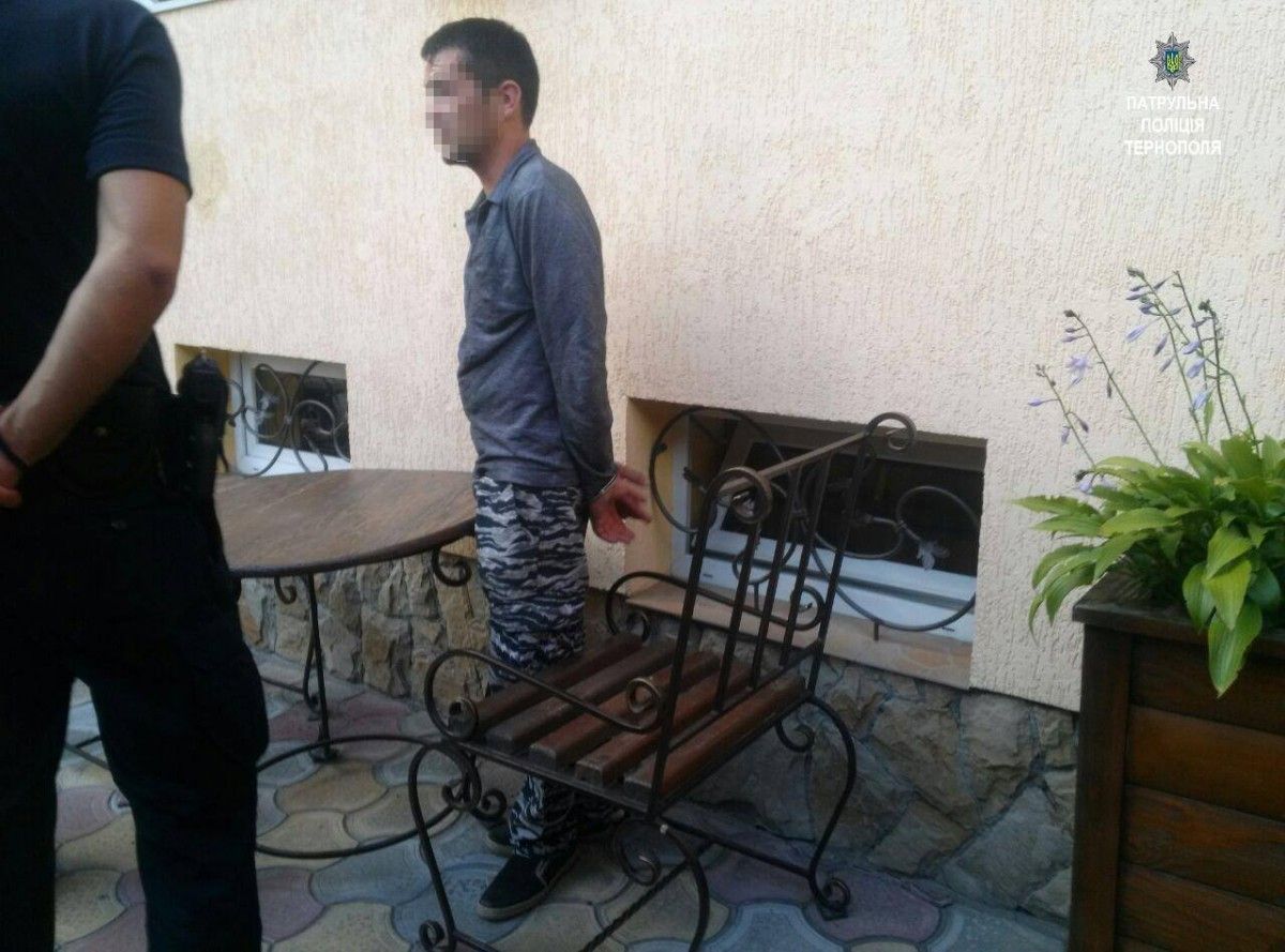 У Тернополі раніше судимий чоловік погрожував відвідувачам бару пістолетом (фото) У Тернополі раніше судимий чоловік погрожував відвідувачам бару пістолетом (фото)