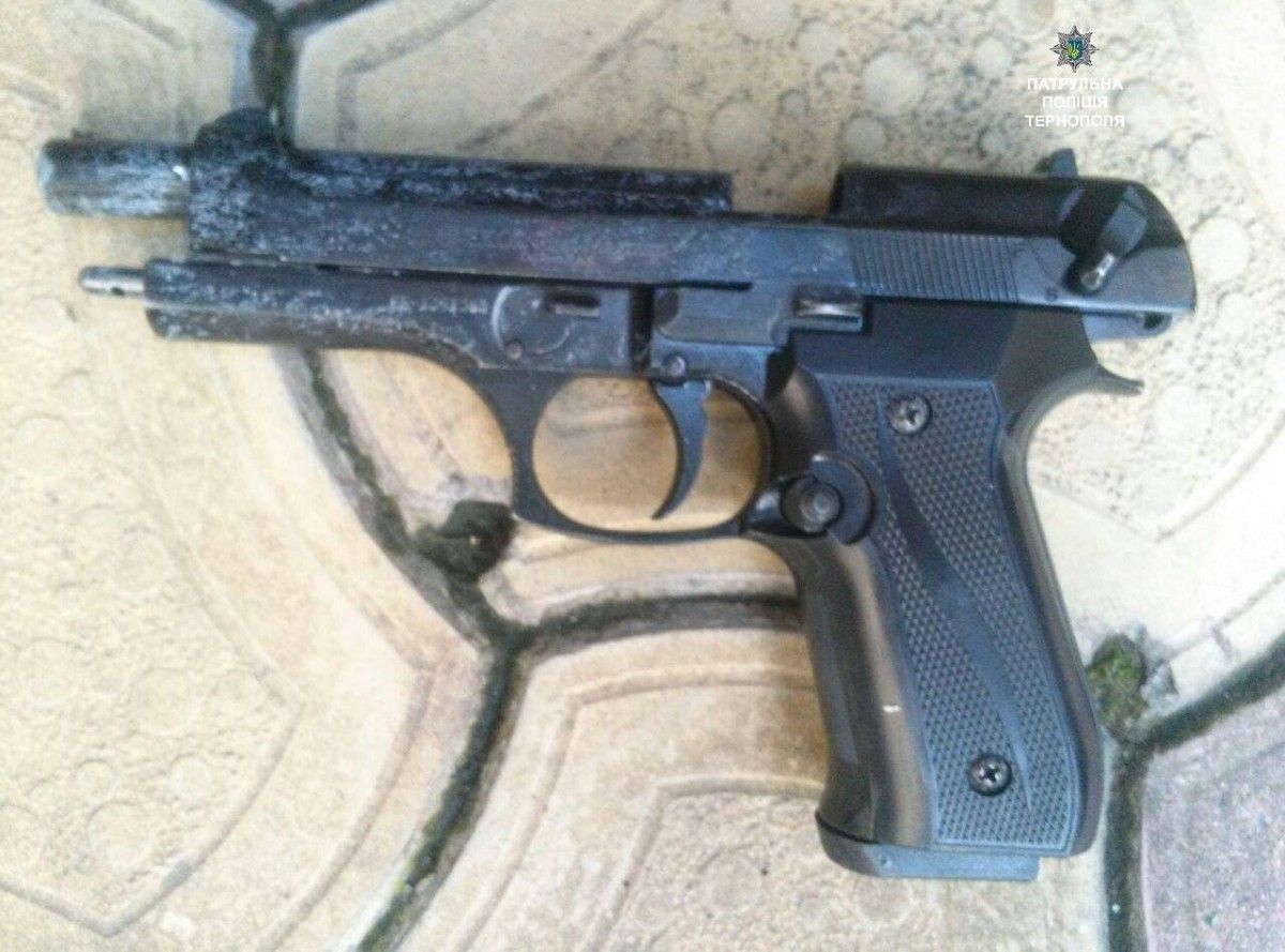 У Тернополі раніше судимий чоловік погрожував відвідувачам бару пістолетом (фото) У Тернополі раніше судимий чоловік погрожував відвідувачам бару пістолетом (фото)