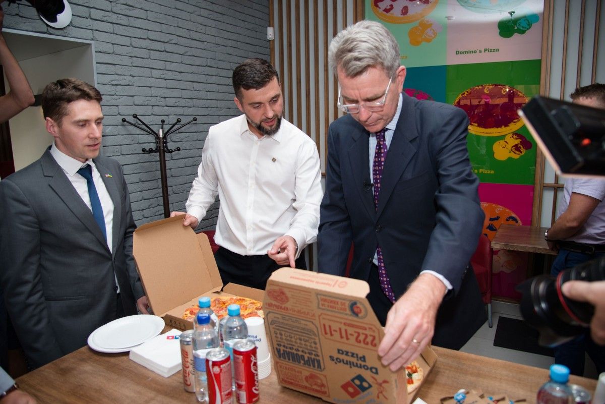 Посол США в Украине провел встречу с генеральным директором Domino's Pizza Посол США в Украине провел встречу с генеральным директором Domino's Pizza