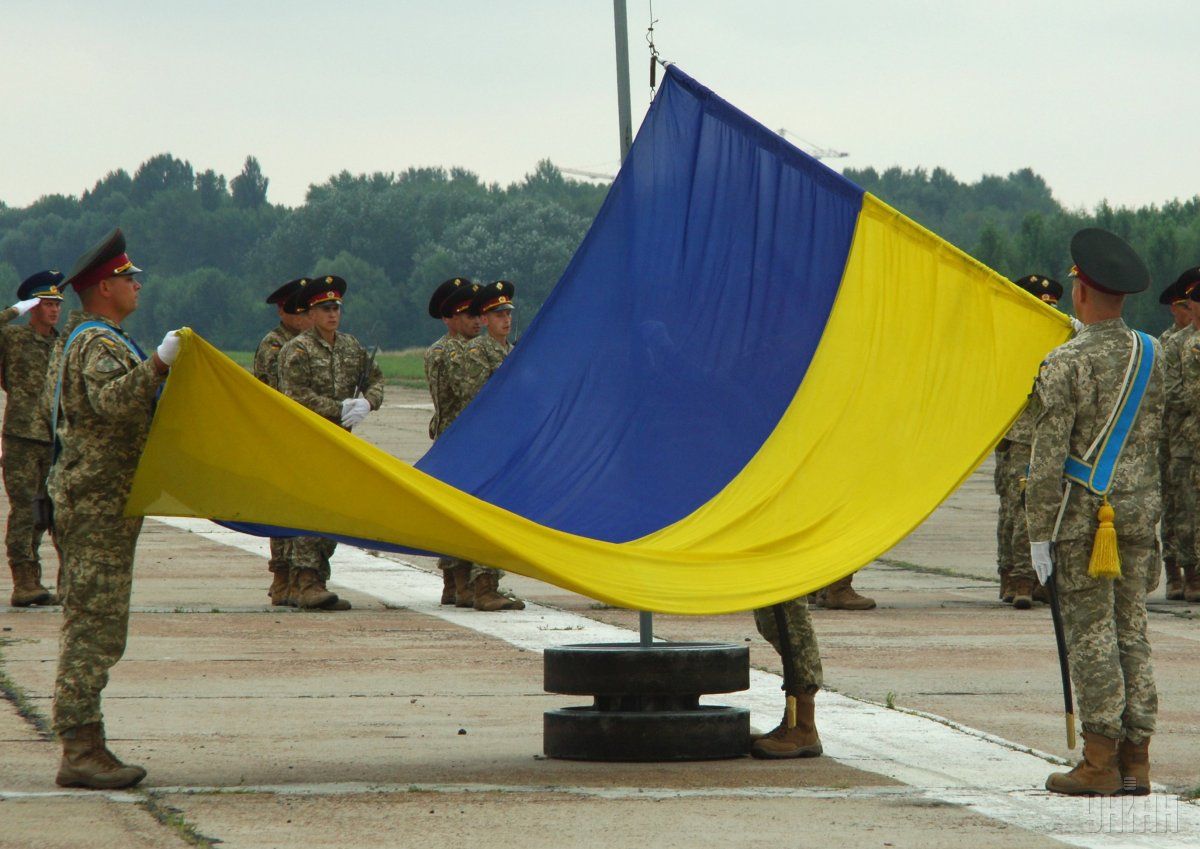 Ритуал підняття Державного прапора згуртовує українців / Фото УНІАН Ритуал підняття Державного прапора згуртовує українців / Фото УНІАН